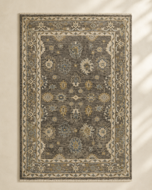 Khakigrüner Orientteppich von Studio Nour – Ansicht 1