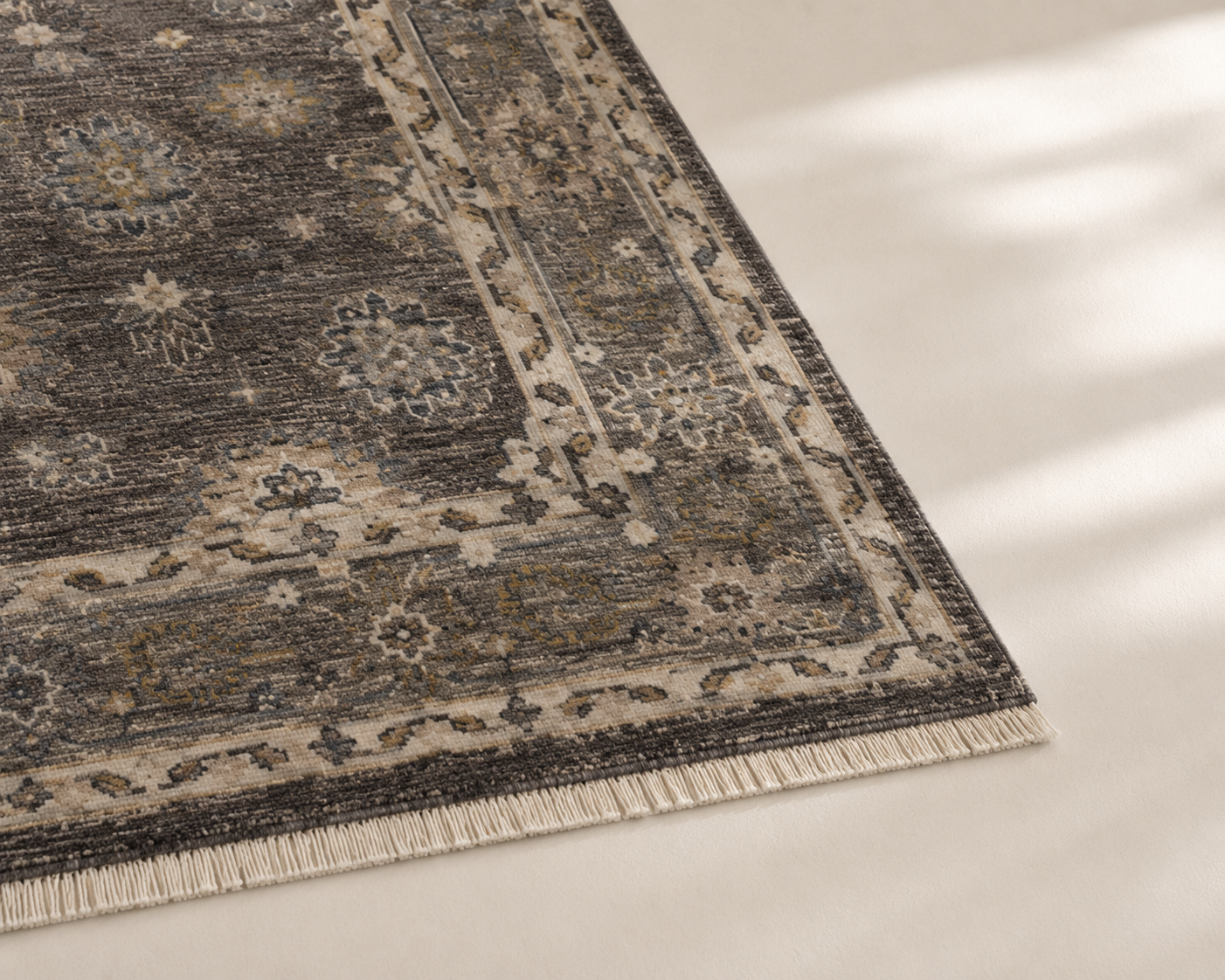 Khakigrüner Orientteppich von Studio Nour – Ansicht 2